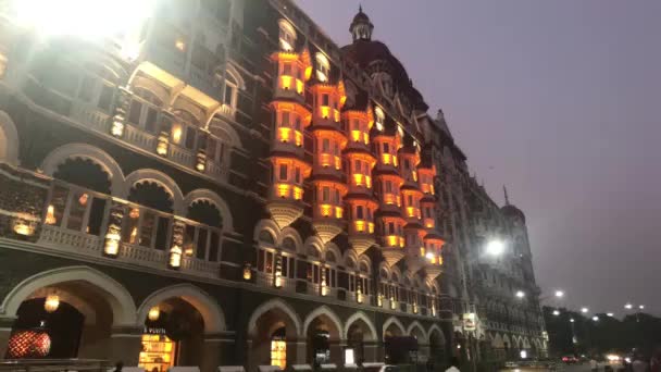 Мумбаи, Индия - вечернее освещение фасада — стоковое видео