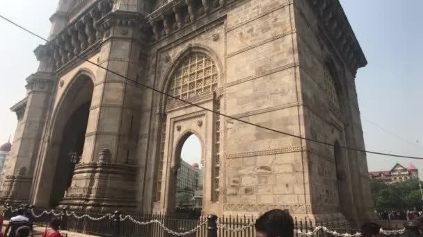 Mumbai, India - 10 de noviembre de 2019: los turistas caminan frente al edificio — Vídeos de Stock