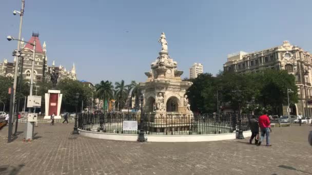 Mumbai, India - 2019. november 10.: a turisták körbejárják a tér 3. részét — Stock videók