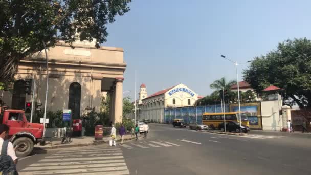 Mumbai, India - 10 novembre 2019: i turisti attraversano l'incrocio — Video Stock