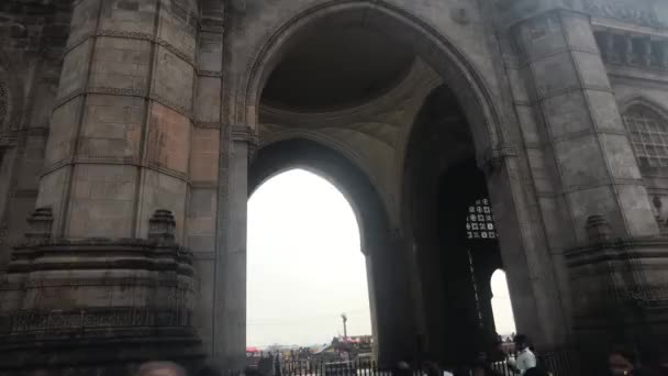 Mumbai, India - 10 de noviembre de 2019: turistas en el sitio frente al arco — Vídeos de Stock