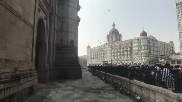 Mumbai, Indien - 10 november 2019: grupp turister vid vattnet — Stockvideo