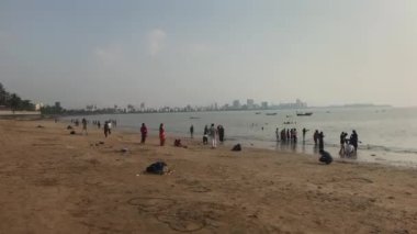 Mumbai, Hindistan - 10 Kasım 2019: Deniz Turistleri Sahilde Yürüyüş Bölüm 4