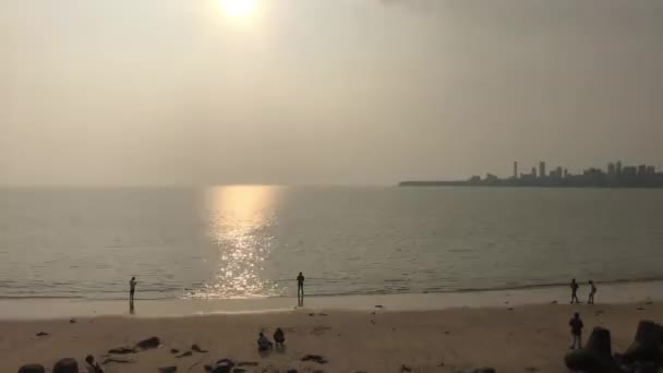 Mumbai, Indien - 10 november 2019: Marine Drive turister går längs vallen del 5 — Stockvideo