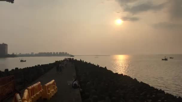 Mumbai, Indie - 10. listopadu 2019: Marine Drive turisté na nábřeží v Bombaji se nachází v zátoce Beck Bey v Arabském moři část 6 — Stock video