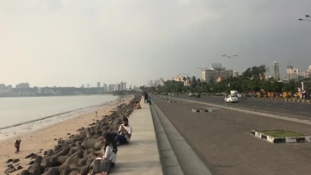 Mumbai, indien - 10. November 2019: marinegetriebene Touristen spazieren am Damm Teil 4 entlang — Stockvideo