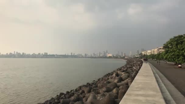 Mumbai, India - 10 november 2019: Marine Drive toeristen aan het water in Bombay is gelegen in de baai van Beck Bey in de Arabische Zee deel 5 — Stockvideo