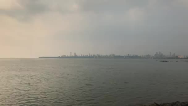 Мумбаї (Індія) - насип у Бомбеї розташований у затоці Бек - бей (Аравійське море, частина 3). — стокове відео