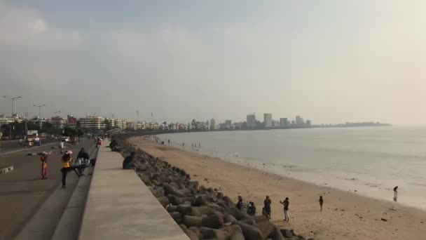 Mumbai, Indien - 10 november 2019: Marine Drive turister går längs vallen del 11 — Stockvideo