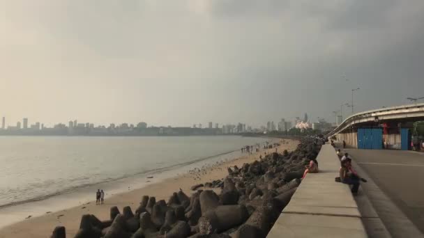 Mumbai, India - 2019. november 10.: A Marine Drive turistái a Bombay-i vízparton a Beck-öbölben találhatók, az Arab-tenger 3. részében. — Stock videók