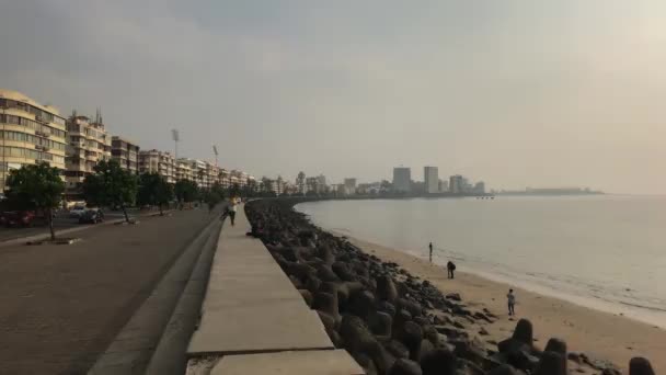 Mumbai, India - 2019. november 10.: A Marine Drive turistái a Bombay-i vízparton a Beck-öbölben találhatók, az Arab-tenger 4. részében. — Stock videók