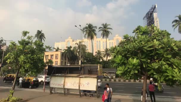 Mumbai, India - 10 november 2019: Marine Drive toeristen staan bij een halte van het openbaar vervoer — Stockvideo