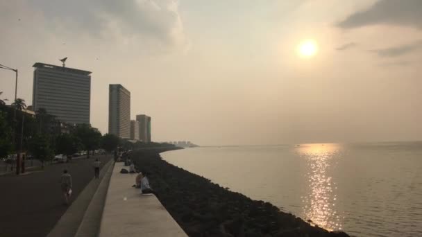 Mumbai, India - November 10, 2019: Marine Drive tourists walk along the embankment part 10 — ストック動画