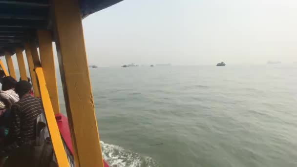 Bombaj, Indie - šplouchání z běžící lodi — Stock video