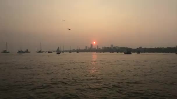 Mumbai, indien - sonnenuntergang im arabischen meer teil 4 — Stockvideo