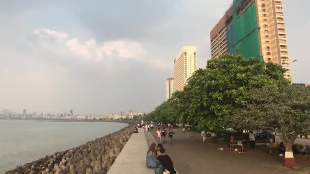Mumbai, India - November 10, 2019: Marine Drive tourists walk along the embankment part 9 — 图库视频影像