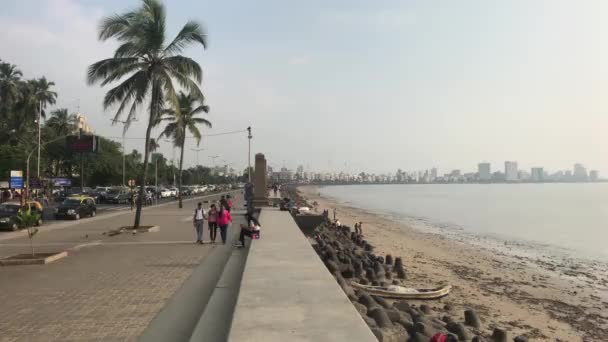 Mumbai, India - November 10, 2019: Marine Drive tourists walk along the embankment part 3 — ストック動画