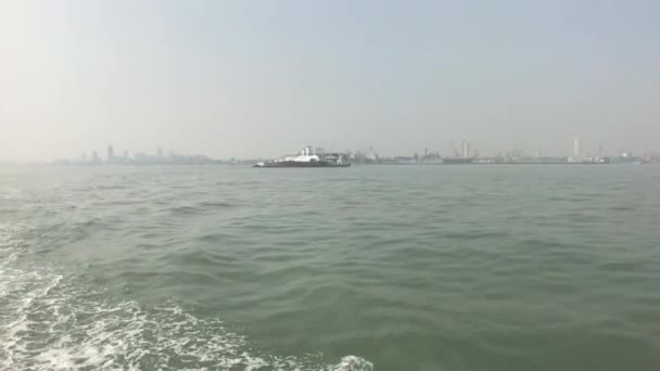 Mumbai, India - Zicht op schepen in de Arabische Zee deel 6 — Stockvideo