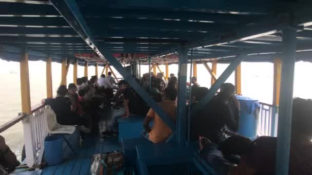 Mumbai, Indie - 10 listopada 2019: Turyści z Morza Arabskiego siedzą na łodzi rekreacyjnej część 2 — Wideo stockowe