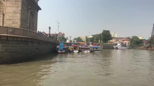 Βομβάη, Ινδία - πλοίο πλέει στον κόλπο — Αρχείο Βίντεο