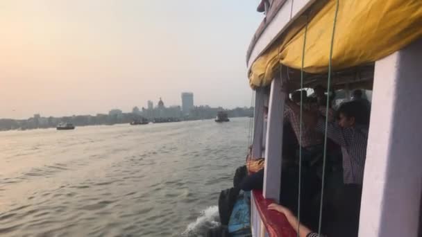 Mumbai, India - 10 de noviembre de 2019: Los turistas del Mar Arábigo se sientan en un barco de recreo parte 12 — Vídeo de stock