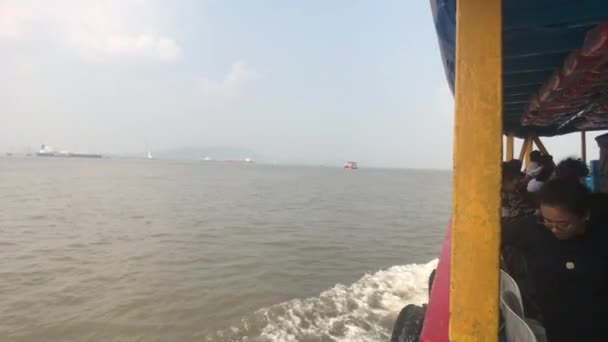 Βομβάη, Ινδία - 10 Νοεμβρίου 2019: Οι τουρίστες της Αραβικής Θάλασσας κάθονται σε ένα σκάφος αναψυχής μέρος 10 — Αρχείο Βίντεο