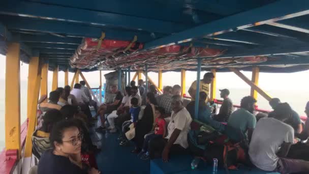 Bombaj, Indie - 10. listopadu 2019: Turisté z Arabského moře sedí na výletní lodi, část 7 — Stock video