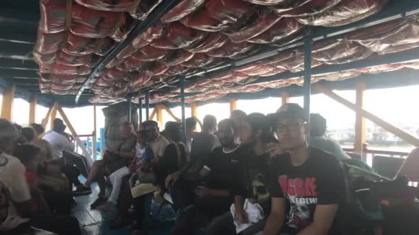 Mumbai, India - 10 de noviembre de 2019: Los turistas del Mar Arábigo se sientan en un barco de recreo — Vídeos de Stock