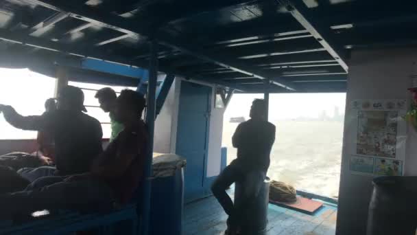 Mumbai, Indien - 10 november 2019: Arabiska havet turister sitter på en fritidsbåt del 5 — Stockvideo