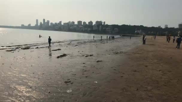 Mumbai, Indie - 10 listopada 2019: Marine Drive turyści spacerują po plaży część 6 — Wideo stockowe