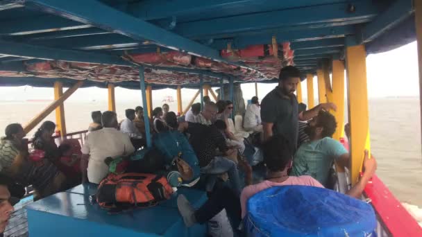 Mumbai, India - 10 november 2019: Arabische Zee toeristen zitten op een plezierboot deel 9 — Stockvideo