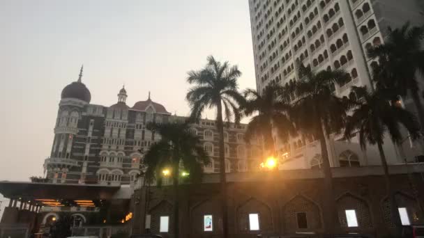 Mumbai, India - Spel van het licht op het gebouw — Stockvideo