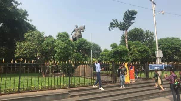 2019年11月10日，印度孟买：游客环绕广场2号行走 — 图库视频影像