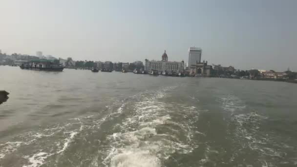 Mumbai, Indien - fartyg seglar ut ur staden del 2 — Stockvideo