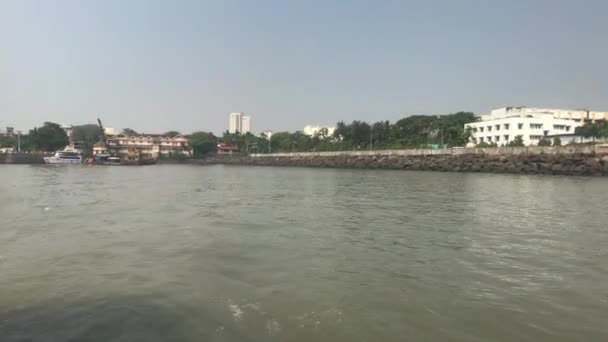 Bombaj, Indie - loď odplouvá z města — Stock video