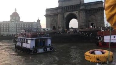 Mumbai, Hindistan - 10 Kasım 2019: Arap Denizi turistleri Hindistan 'ın anıt kapısının altında gemileri karşıladı