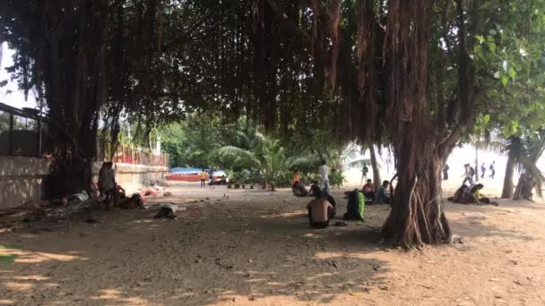 Mumbai, India - November 10, 2019: Marine Drive tourists walk on the beach — Stock Video