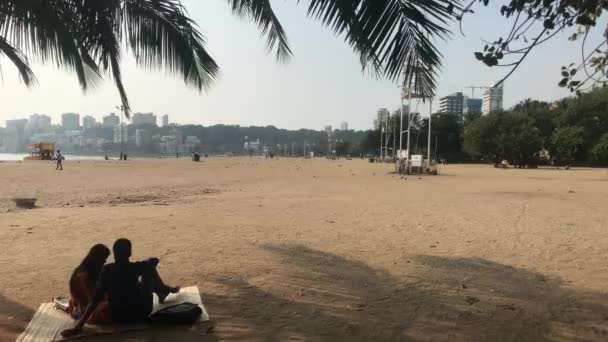 Mumbai, Hindistan - 10 Kasım 2019: Deniz Piyadesi Turistleri Sahilde Yürüyor — Stok video