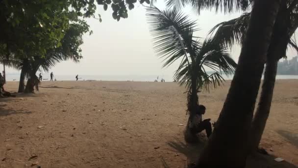 Mumbai, India - 10 de noviembre de 2019: Los turistas de Marine Drive caminan por la playa parte 2 — Vídeo de stock