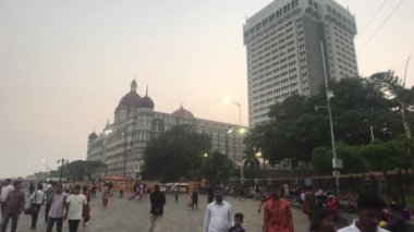 Mumbai, Hindistan - 10 Kasım 2019: Turistler sette yürüyor