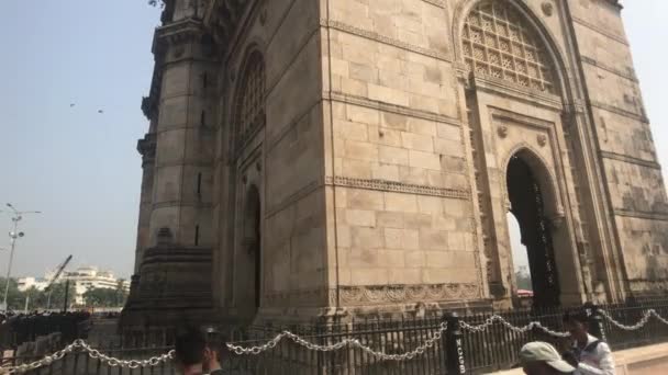 Βομβάη, Ινδία - 10 Νοεμβρίου 2019: οι τουρίστες περπατούν μπροστά από το κτίριο μέρος 2 — Αρχείο Βίντεο
