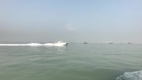 インドのムンバイ-アラビア海での船の眺めその9 — ストック動画