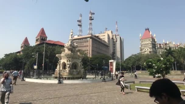 Mumbai, India - 10 de noviembre de 2019: los turistas caminan alrededor de la plaza parte 4 — Vídeo de stock