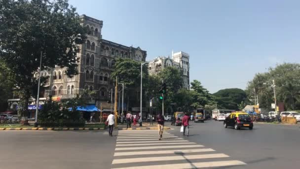 Mumbai, Índia - 10 de novembro de 2019: turistas caminham pela praça parte 8 — Vídeo de Stock