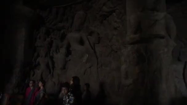Mumbai, India - 10 novembre 2019: Elephanta Caves tourists in the cave part 6 — Video Stock