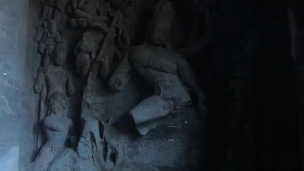 Mumbai, India - walls with figures inside caves part 5 — Stock Video