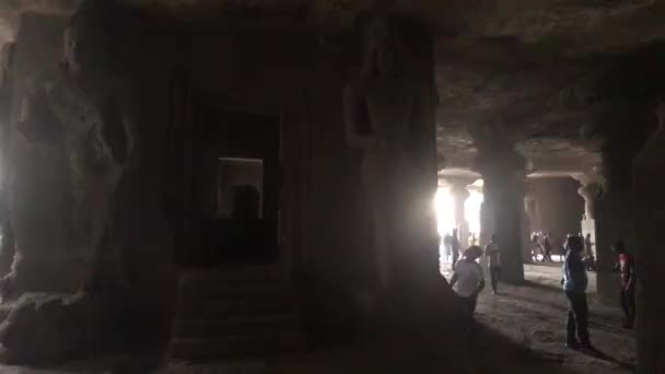 Bombaj, Indie - 10. listopadu 2019: Sloní jeskyně turisté v jeskyni část 13 — Stock video