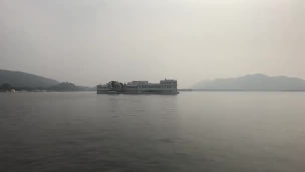 Udaipur, India - vista del palacio desde el lado del lago parte 3 — Vídeos de Stock