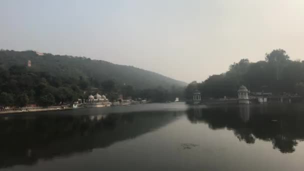 インドのウダイプール-湖の側からの宮殿の眺め第7部 — ストック動画