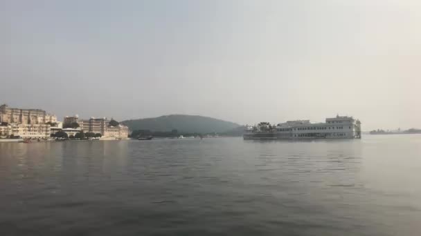 Udaipur, Indie - pohled na palác ze strany jezera část 4 — Stock video